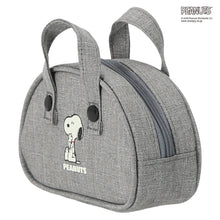 画像をギャラリービューアに読み込む, 【NEW】ボストンバッグ型ミニポーチ  もぐもぐスヌーピー　グレー
