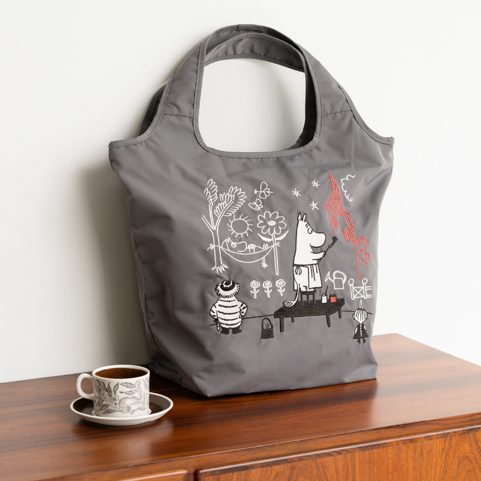 刺繍バッグ 壁に絵を描くムーミンママ　グレー