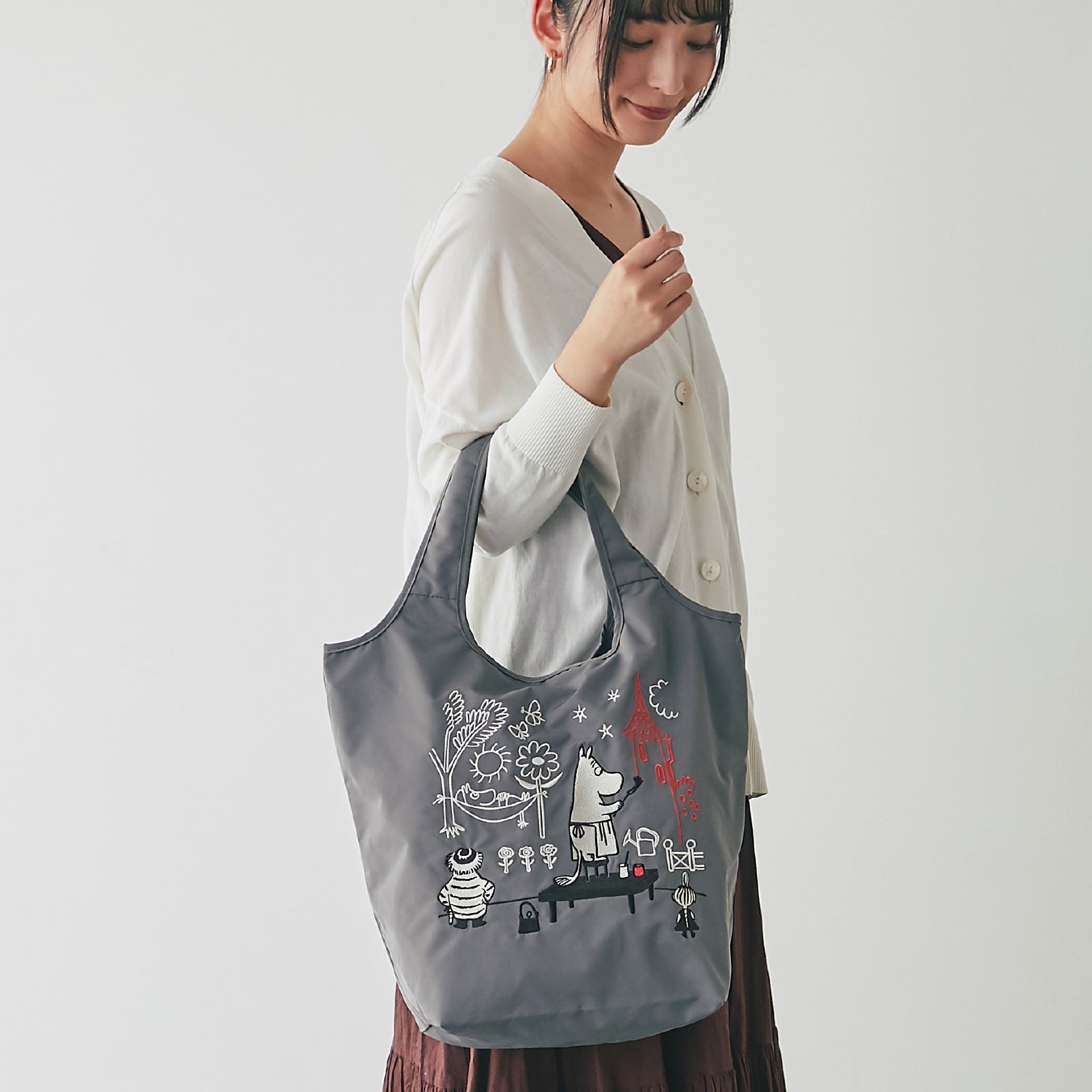 刺繍バッグ 壁に絵を描くムーミンママ　グレー