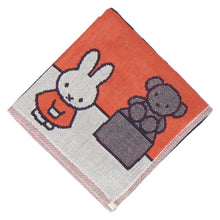 画像をギャラリービューアに読み込む, 【NEW】3重ガーゼハンカチ ミッフィー美術館へいく　レッド
