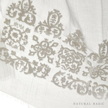画像をギャラリービューアに読み込む, インド製 コットンシルク刺繍＆ピンタック入りストール（刺繍：テンプル(イメージ)）　　ホワイト
