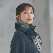 画像をギャラリービューアに読み込む, 【NEW】洗えるカシミヤ ブロックチェックマフラー　ブラック
