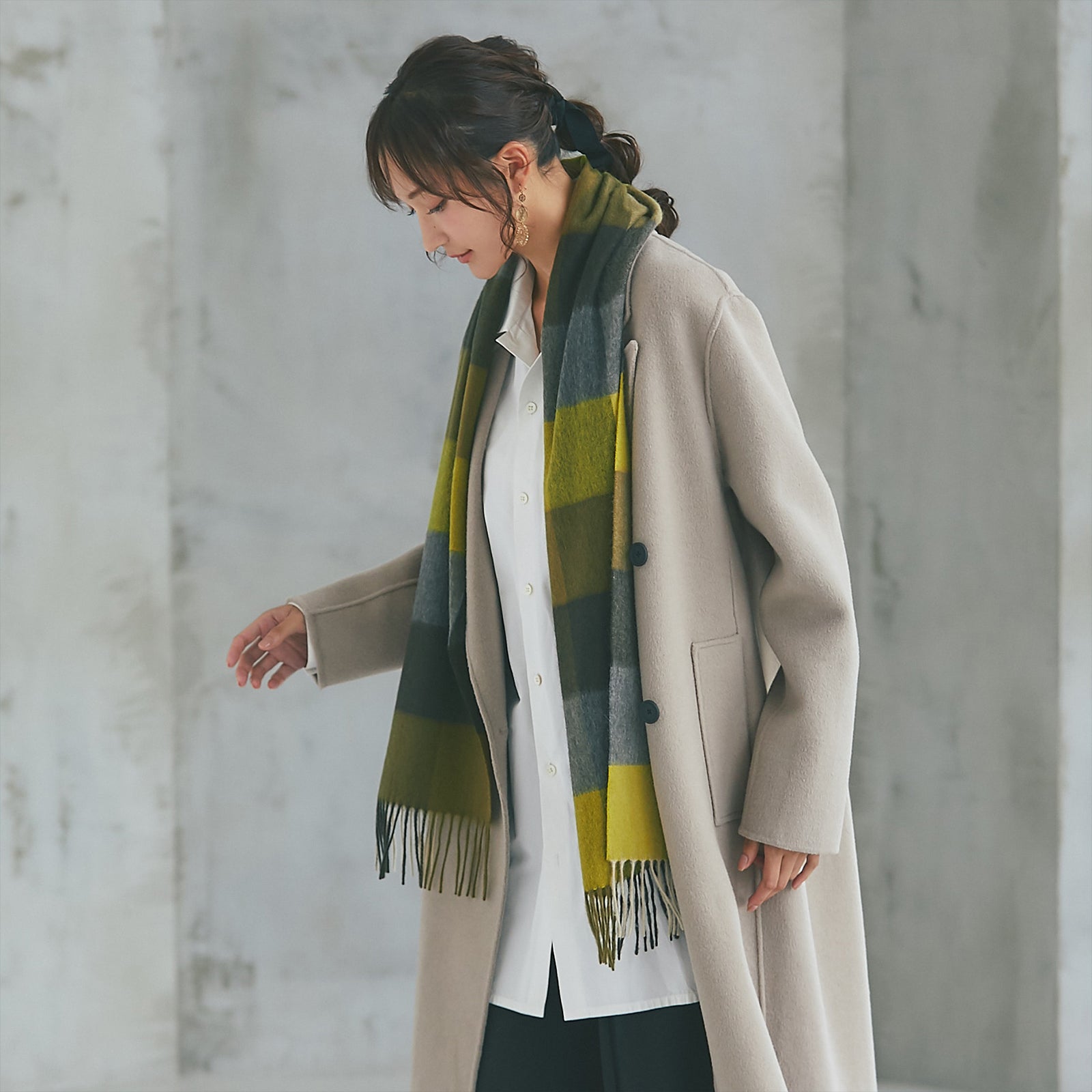 Cashmere Hand Made ロングコート グリーン マフラー付 端正なダッフルコートをチャーミングに着こなし。グリーンのマフラーが
