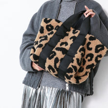 画像をギャラリービューアに読み込む, 【NEW】シープボアトートM 　レオパード
