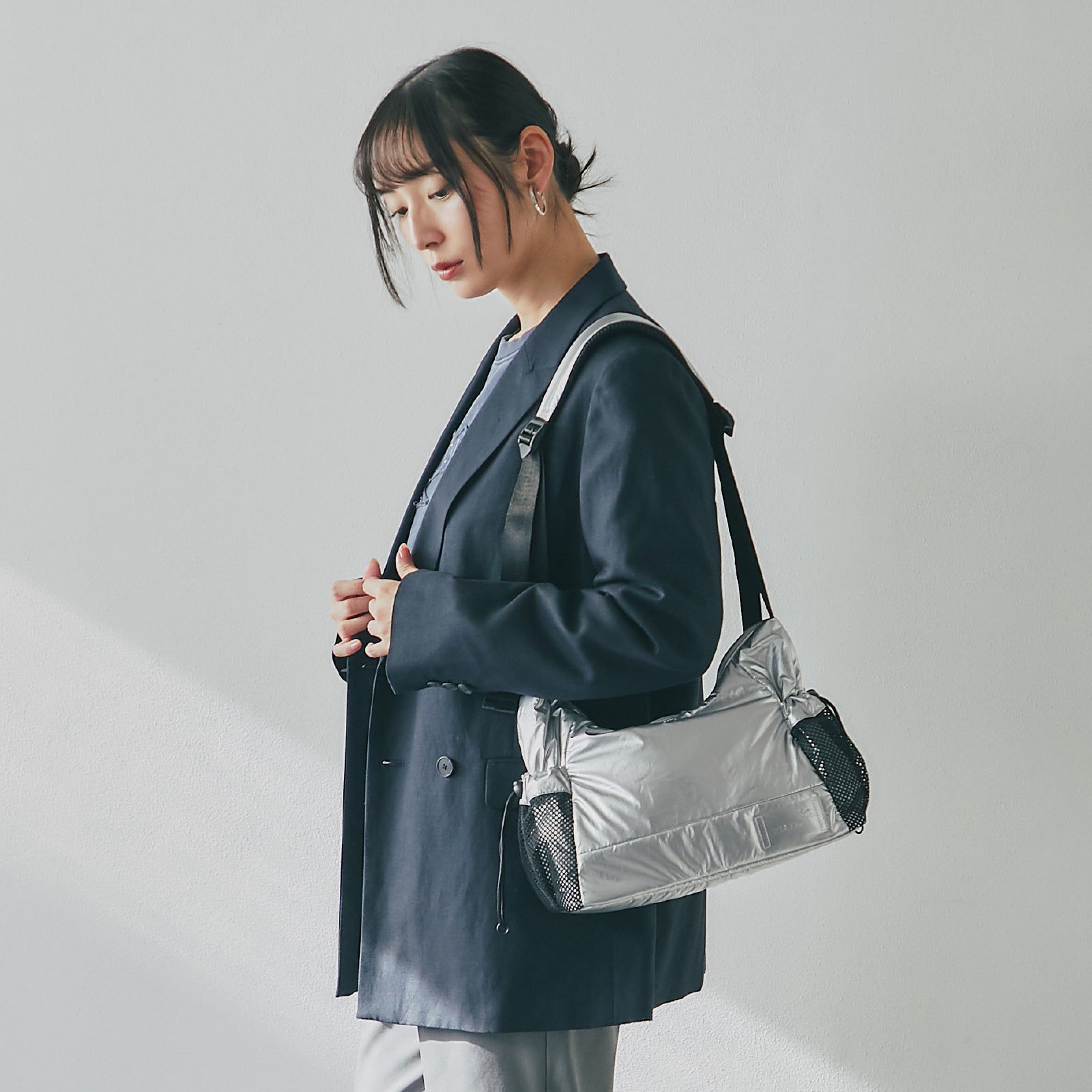 Kawakawa ころんとしたフォルムのシルバー バッグ MARINE DAY｜コロンとしたフォルムが可愛い シュリンクレザー